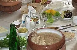 Mísa s arménským chašem a typické doplňky