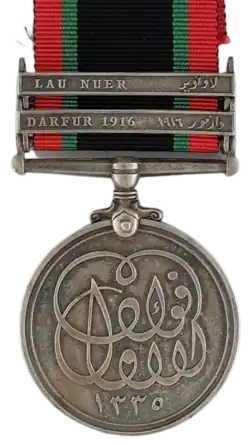 Přední strana se dvěma sponami