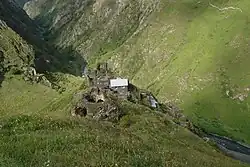 Pohled shora na Ardoti nad řekou Andaki