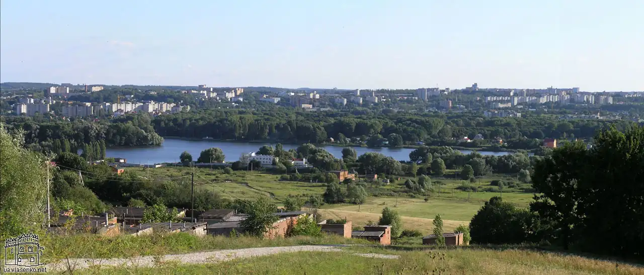 pohled na město a protékající řeku Buh
