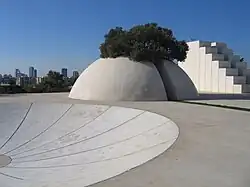 Bílé náměstí Kikar Levana v parku Edith Wolfson