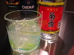 Awamori ve sklenici s ledem