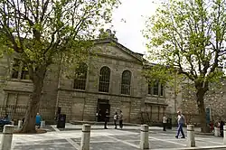 Průčelí budovy, dříve budova soudu