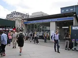 Vstup z ulice Euston Road na nádraží King's Cross