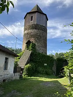 Věž hradu v Ratajích, obydlí pana Ptáčka (2023).