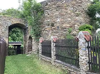 Zachované torzo věže hradu Talmberk (2023)