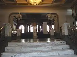 Vstupní schodiště bývalého kina Flora, Praha, stav 2016