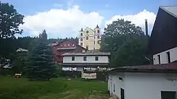 Neratov s opraveným kostelem Nanebevzetí Panny Marie na snímku z roku 2014