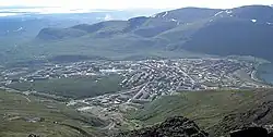 Pohled na město ze svahu hory Ajkuajvenčorr