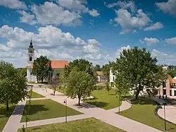 Park a kostel v Kisteleku