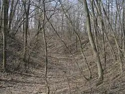 Bývalý hradní příkop na vrcholku