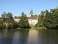 Pohled na klášter přes Opatský rybník