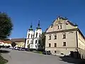 Nádvoří kláštera s klášterním kostelem a úřednickým domem