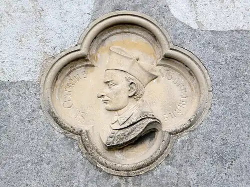 Detail medailonu v průčelí kláštera (2017)