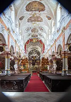 Loď klášterního kostela