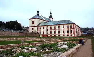 Klášter ze zahrad