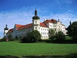 Klášter v ostrém denním světle