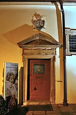 Vstup do kláštera vedle portálu kostela