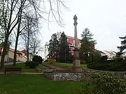 Klášterec nad Ohří, sloup se sochou Panny Marie u kostela.JPG