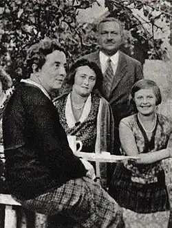 Zcela vlevo Klára Pražáková, vzadu manžel Albert Pražák (1880–1956)