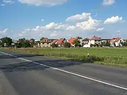 Pohled na začátek obce při příjezdu od Prahy