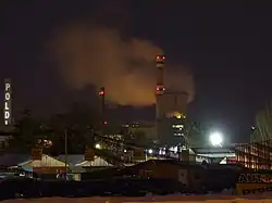 Název hutí na jednom z komínů v průmyslovém areálu