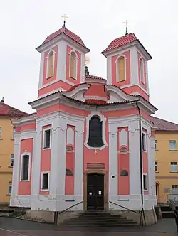 Kaple z čelní strany