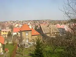 Typická nízká zástavba Švermova, vzadu Hnidousy