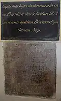 Základní kámen kaple (1630) a deska připomínající svěcení (1872)