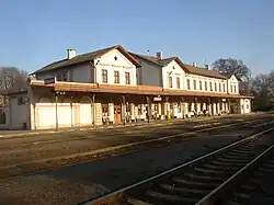 Bývalá budova železniční stanice Kladno (2006), pohled k východu, směr Praha