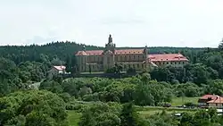 Kladruby, klášter, pohled z protějšího vrchu.JPG