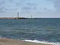 Pohled na majáky v ústí Klaipėdské úžiny. Vlevo maják na jižním vlnolamu, uprostřed věž na místě Bílého majáku a vpravo maják na severním vlnolamu