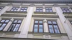 Klasicistní dům průčelí.jpg