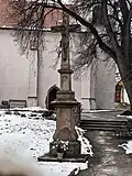 Klasicistní kříž před kostelem sv. Vavřince