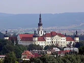 Klášterní Hradisko – celkový pohled na klášter Hradisko od jihozápadu