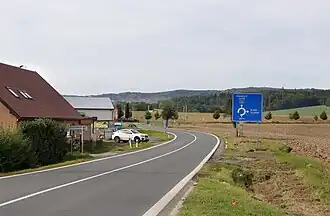 Silnice I. třídy 22 na jihu vesnice