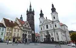 Radnice, Černá věž a jezuitský kostel na náměstí Míru