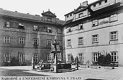 Klementinum v Praze, upravené Révové nádvoří s kašnou