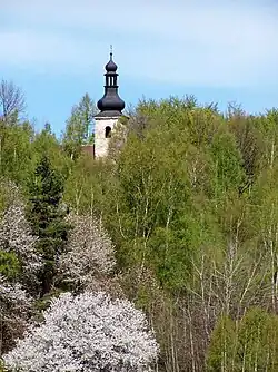 Kostel svatého Vavřince nad obcí Klení mezi Trhovými Sviny a Benešovem nad Černou