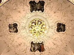 Klenba sálu s malbami