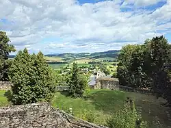 Pohled z komplexu na vesnici Klenová v podhradí