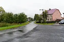 Dům a silnice ve vesnici Klest