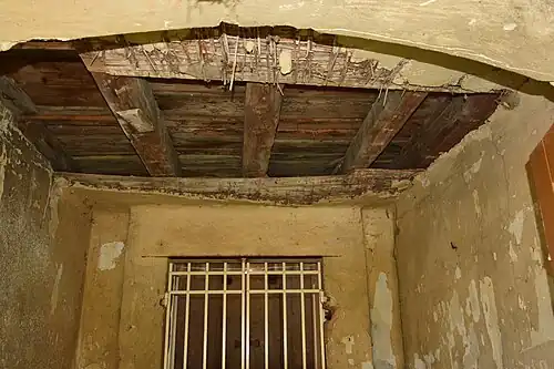 Poškozený strop v předsíni