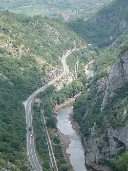 Trať vedená v údolí Sićevské soutěsky