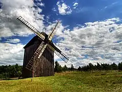 Větrný mlýn v Kujawsko-Dobrzyńském etnografickém parku v Kłóbce