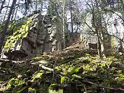 Příkré slepencové skalní stěny