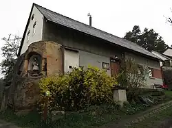 Klokočí, kovárna se sochou svatého Jana Nepomuckého.jpg