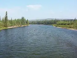 Pohled na řeku z mostu na Dempster Highway