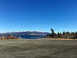 Jezero Kluane Lake a severní část pohoří svatého Eliáše