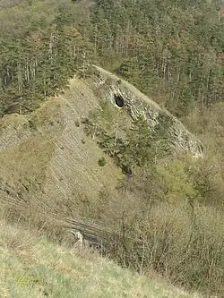 Naproti koupališti je pod vrcholem kopce klukovická jeskyně